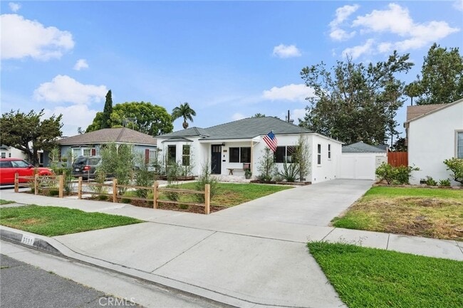 Building Photo - 1111 W Maple Ave