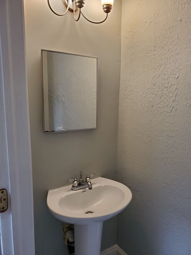 Building Photo - 4 Bedroom 1.5 Bath Home in Lancaster City