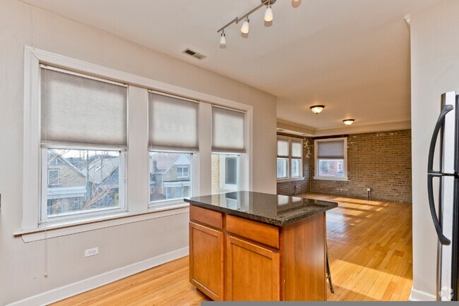 Building Photo - 3040 W Diversey Ave