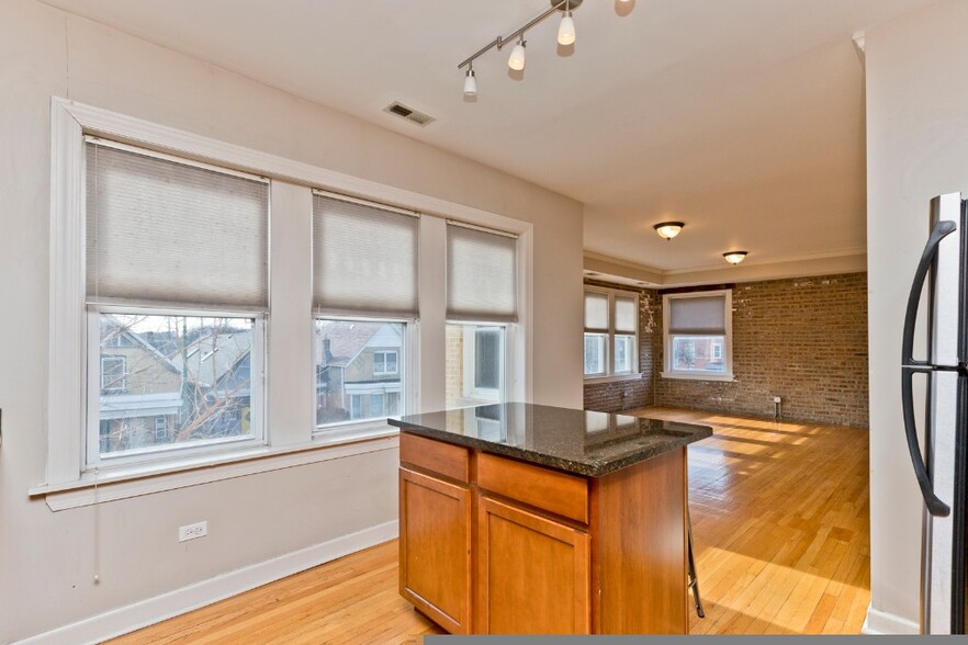 Primary Photo - 3040 W Diversey Ave