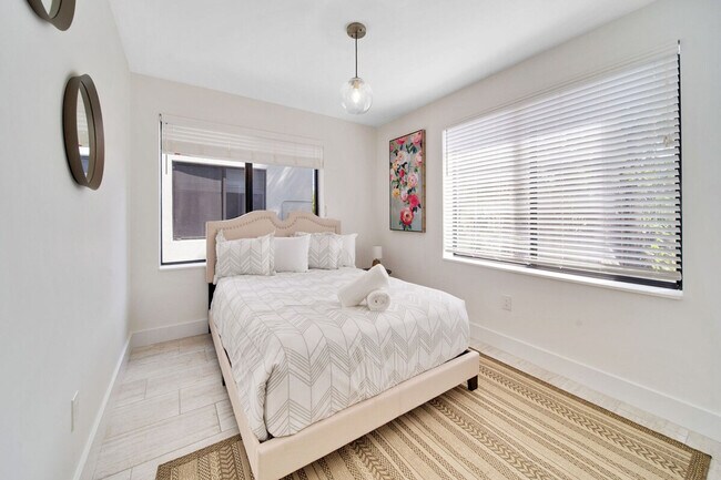 Building Photo - 1317 SW 22nd Ave