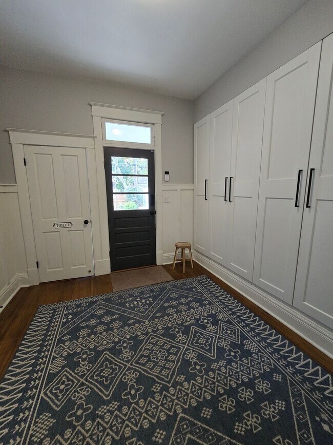 Building Photo - Updated HISTORICAL Downtown Home w/fenced ...