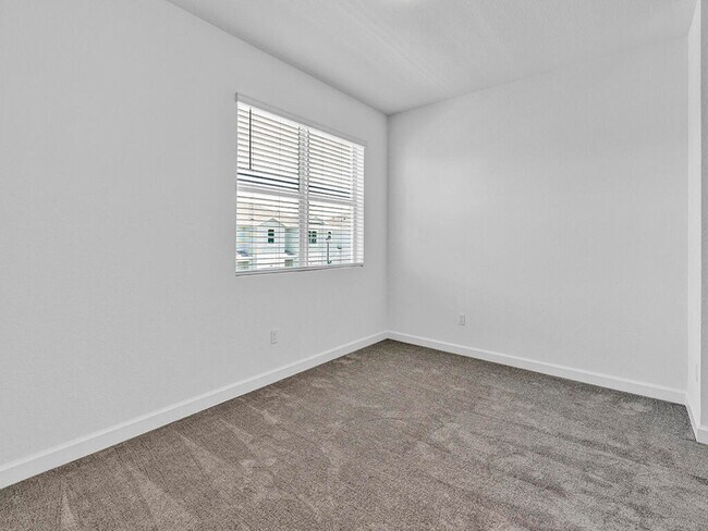 Building Photo - 380 SE Crossoak Ln