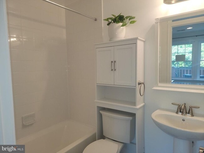 Building Photo - 9620 Potters Hill Cir
