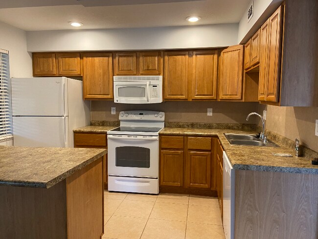 Building Photo - 814 Sandtree Dr