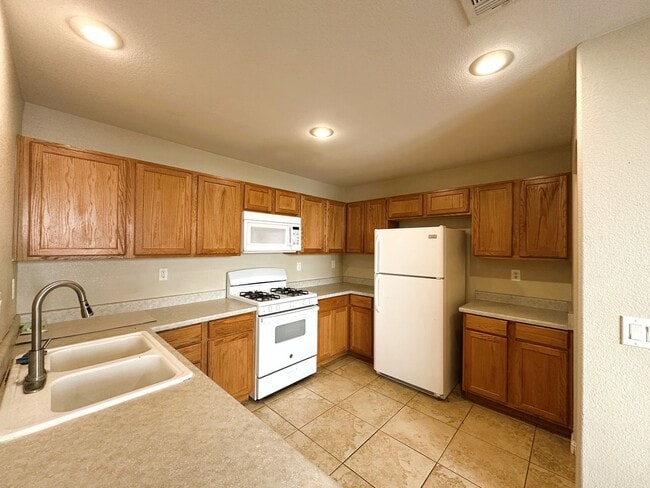 Building Photo - BEAUTIFUL 2 STORY HOME WITH HARDWOOD FLOORING! 3 BED 2 BATH, MASTER BEDROOM HAS ITS OWN PRIVATE B...