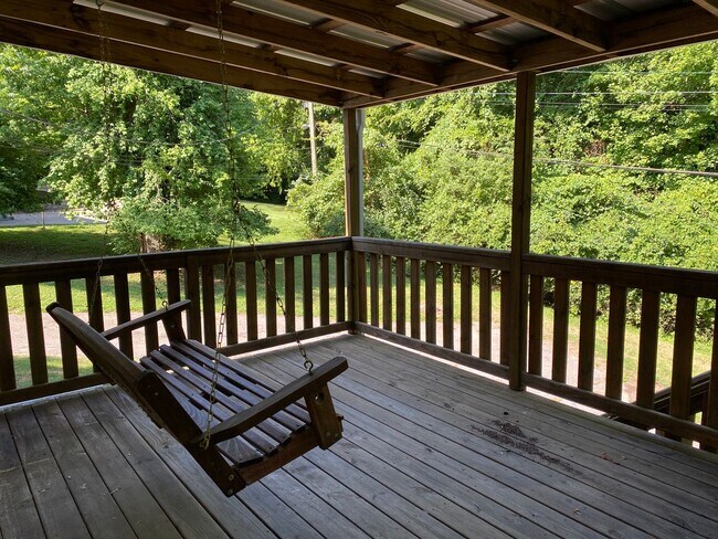 Building Photo - Great location 2 bedroom 1 bath home near APSU and Downtown!