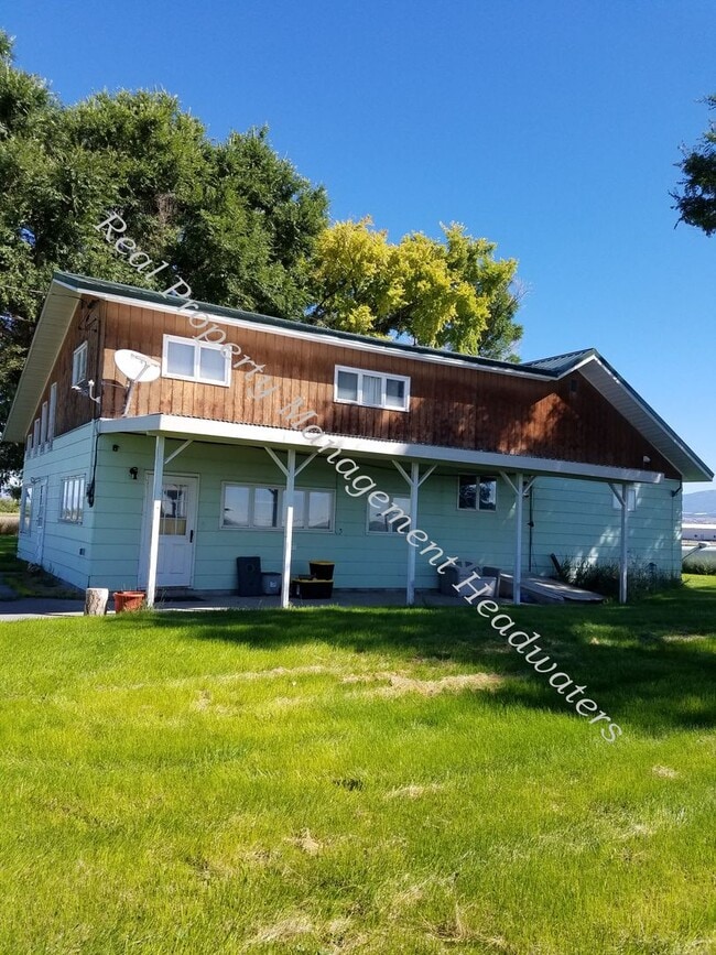 Building Photo - 4 Bedroom 2 Bath Farm House for Rent