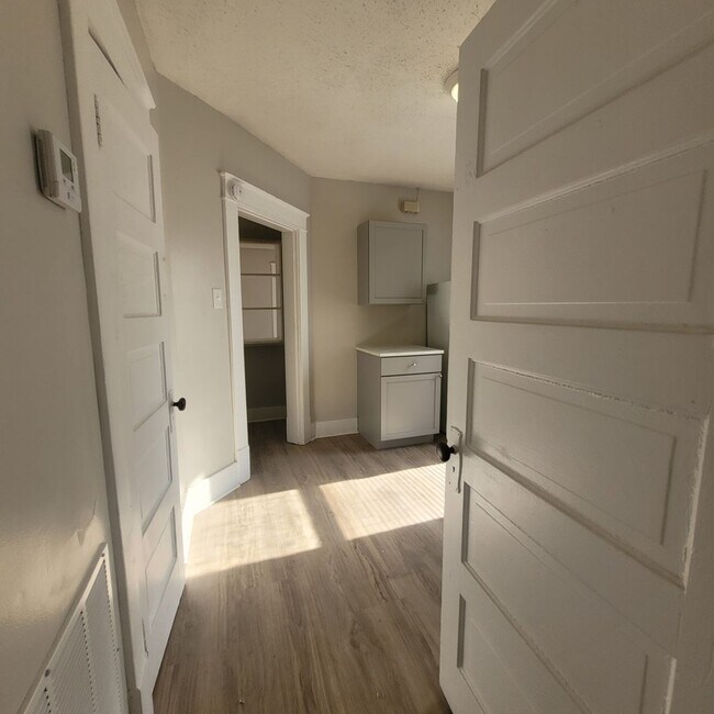 Building Photo - 1527 SW Mulvane St