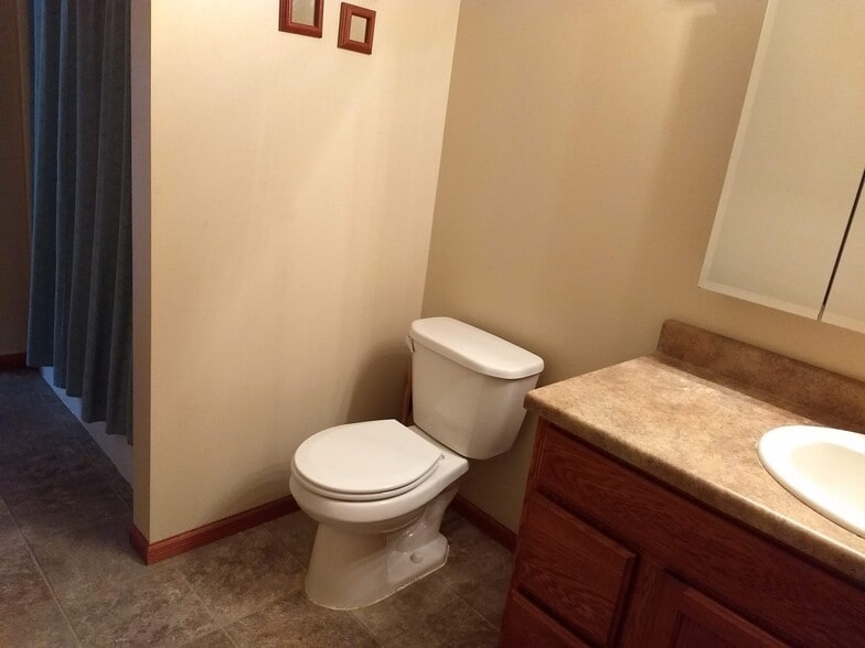 Building Photo - 15 W Cedar St