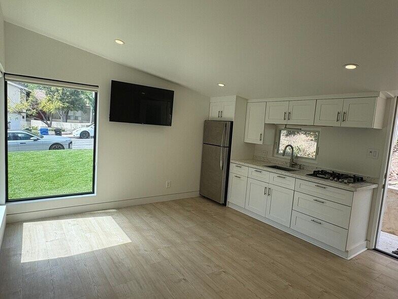 Building Photo - 4236 Ellenita Ave