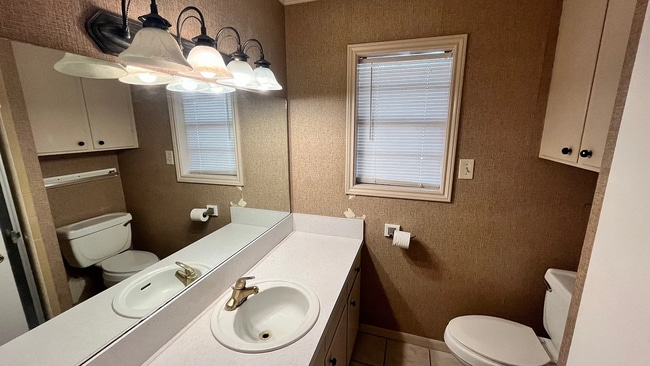 Building Photo - 4 Bed / 2 Bath Home with Fenced Backyard