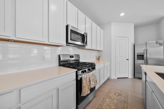 Building Photo - 807 Heaven Dr