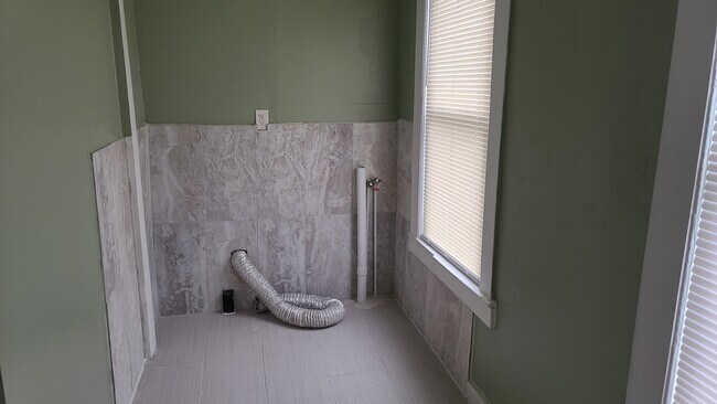 Building Photo - 197 Center St