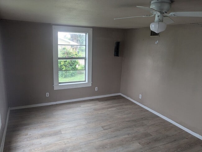 Building Photo - 3 Bed 1 Bath with Large Yard, Workshop, and Laundry Hookups