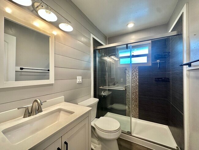 Building Photo - Beautifully Renovated Stand Alone Home Fea...