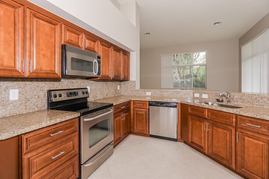 Building Photo - 2560 Jardin Manor