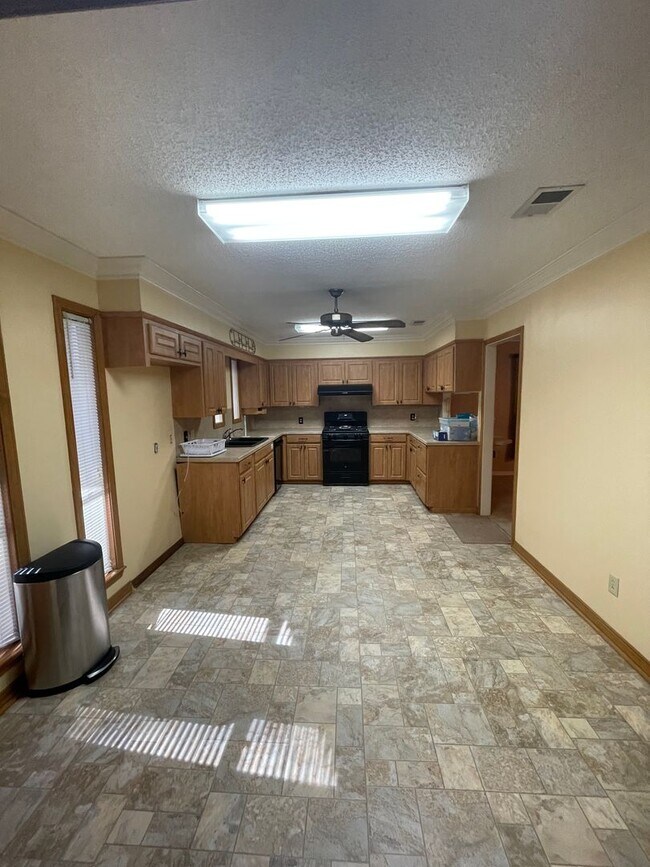 Building Photo - Gorgeous 3 Bedroom Home with Sunroom and Bonus Room!