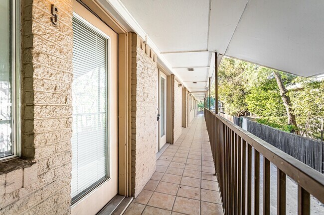 Building Photo - 4931 Junius St