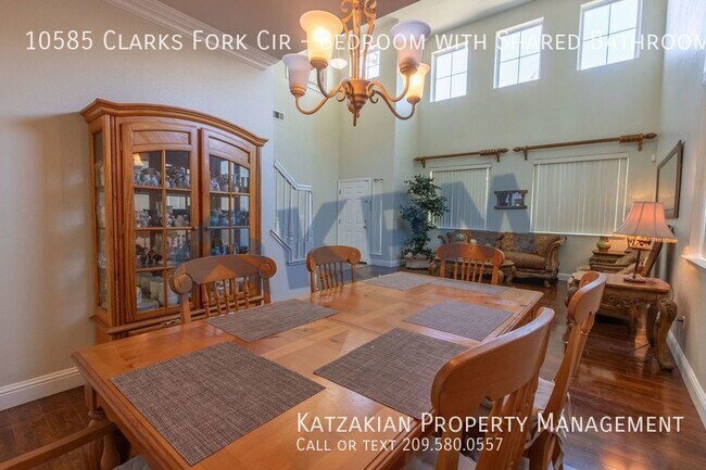 Building Photo - Bedroom with Shared Bathroom & Garage Space