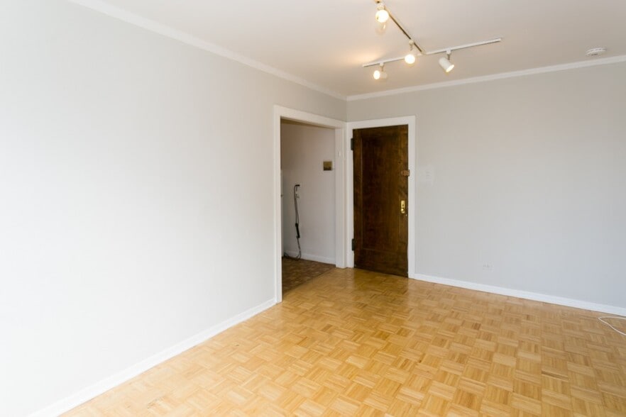 Building Photo - 629 W Belmont Ave