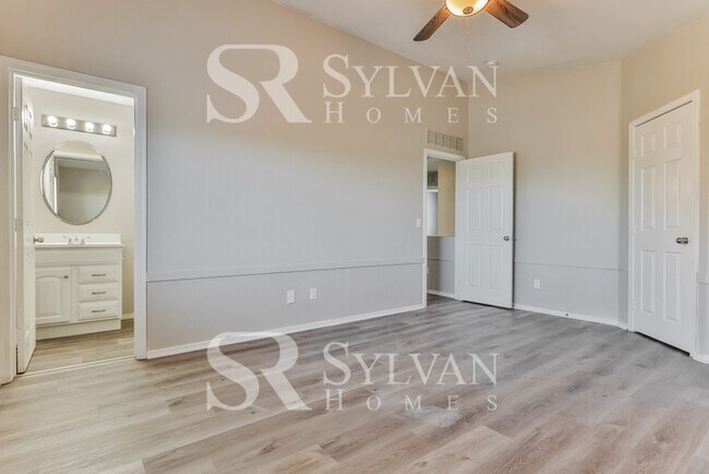 Building Photo - Comfortable living in this 4BR 3BA