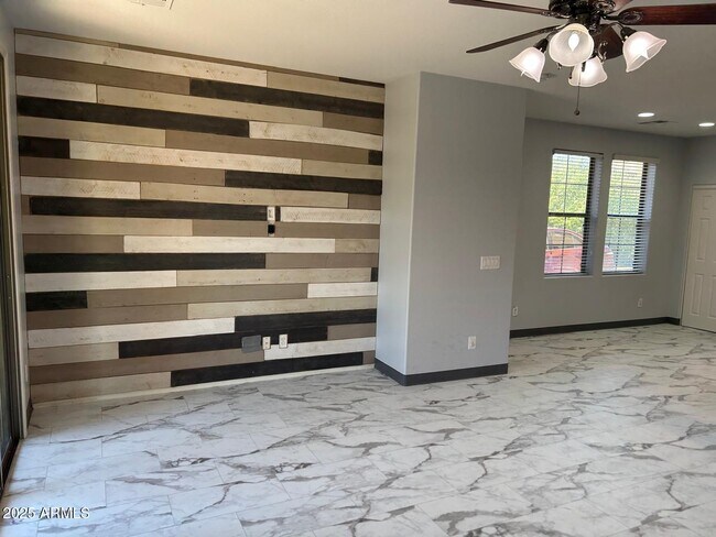 Building Photo - 869 E Doral Ct