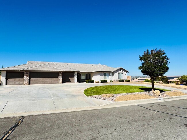 Building Photo - Luxury Skyline Ranch Home with Pool & Stunning Views