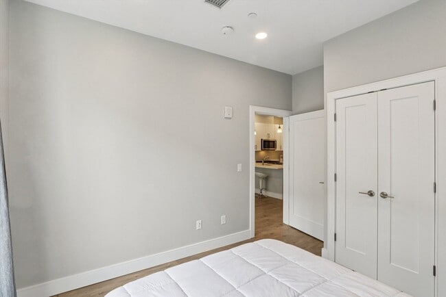 Building Photo - 610 Rutherford Ave