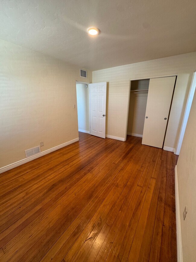 Building Photo - 902 S Fremont Ave