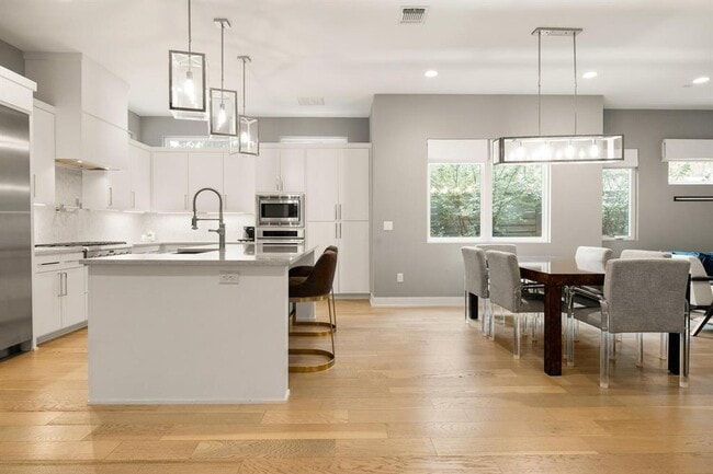 Building Photo - 1908 Kinney Ave