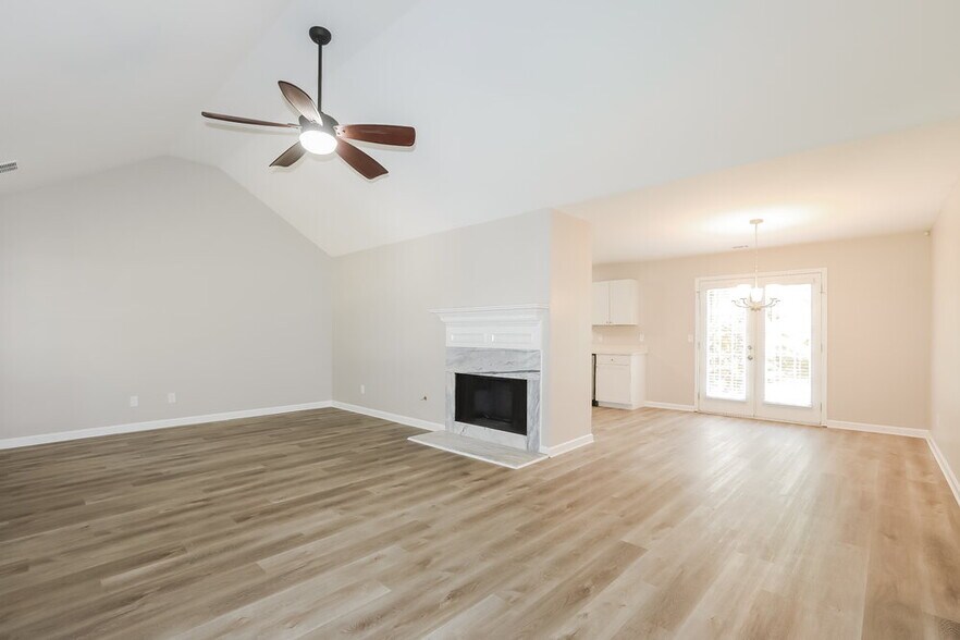 Building Photo - 2994 Raintree Dr SE