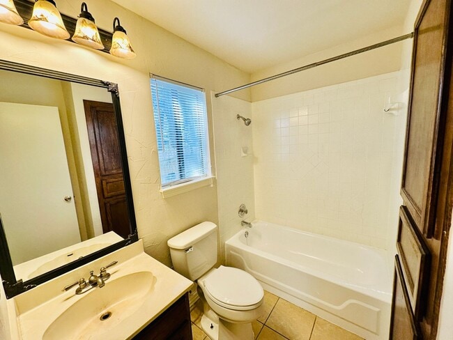 Building Photo - Ground Floor 1BR Condo with Private Yard i...