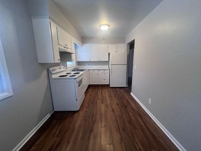 Building Photo - Two Bedroom Duplex on SE Side!