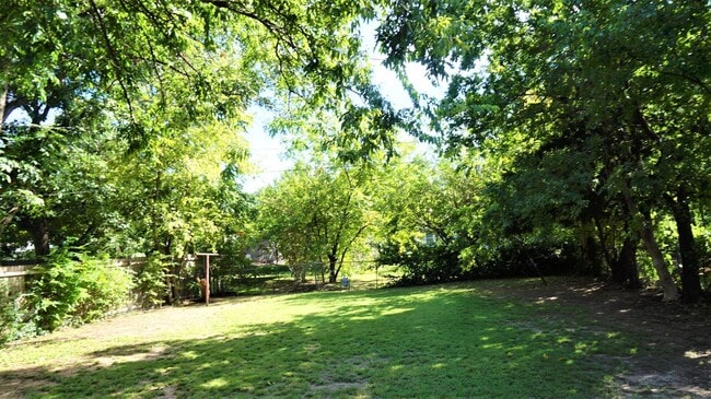 Building Photo - 2 Bed 1 Bath 1 Car Garage in the Village R...
