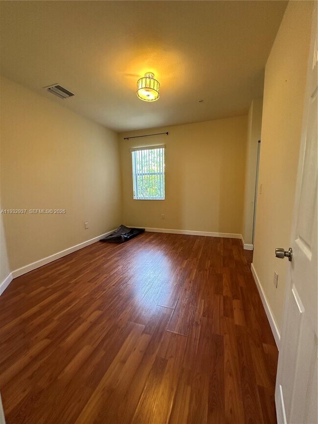 Building Photo - 133 SE 28th Ter