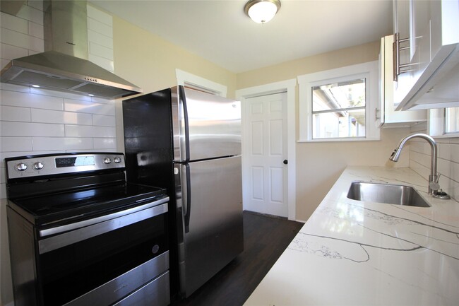 Building Photo - 2616 Oakcliff St