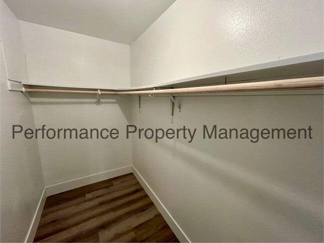Building Photo - Newly Remodeled 4 Bed/2 Bath SW Bakersfiel...