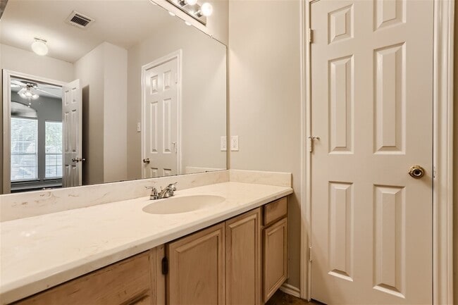 Building Photo - 704 Ashbrook Dr