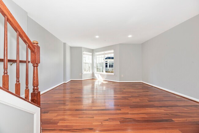 Building Photo - 618 Cawley Dr