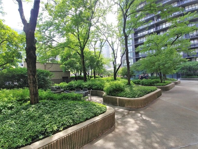 Building Photo - 10 E Ontario St