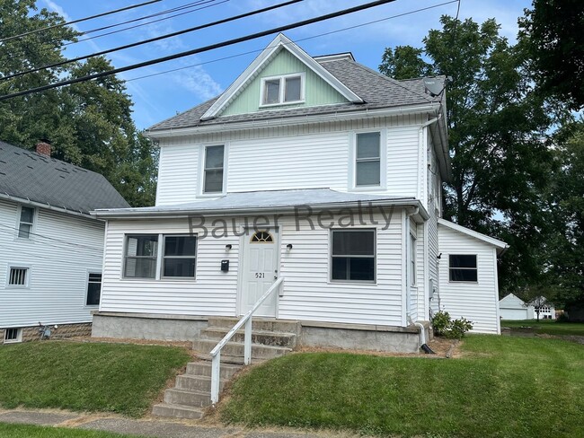 Building Photo - Three Bedrooms, One and a Half Bathrooms