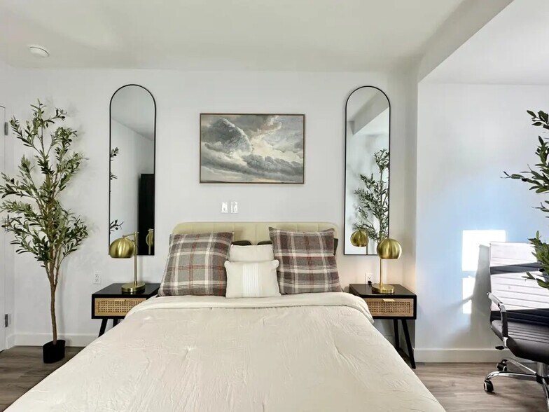 Building Photo - Furnished room/NOT APARTMENT