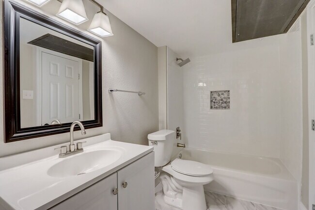 Building Photo - 5814 Sandhurst Ln