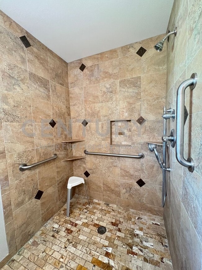 Building Photo - Well Maintained 3/1.5 in Historic Downtown...