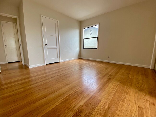 Building Photo - Renovated Single-Family Home on the Penins...