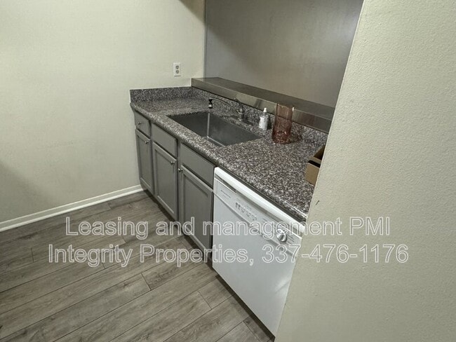 Building Photo - 300 Lozes Ave