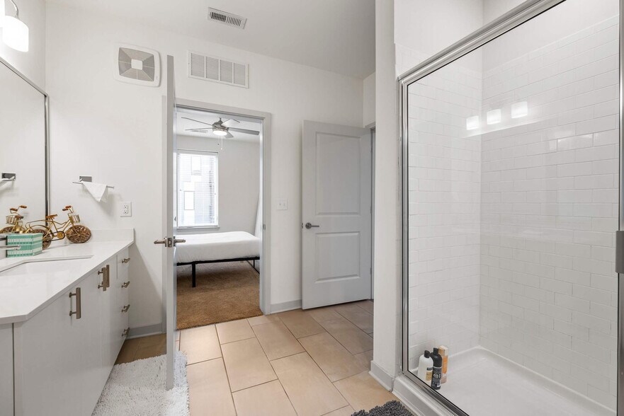 Building Photo - 633 E Main St