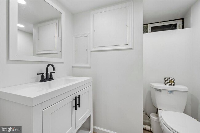 Building Photo - 4822 Ogle St