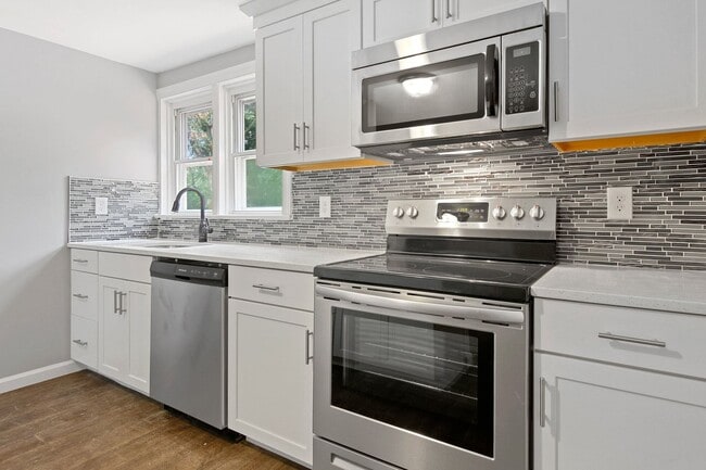 Building Photo - Coming Soon! Spacious 3 Bedroom, 1 Bath Ho...